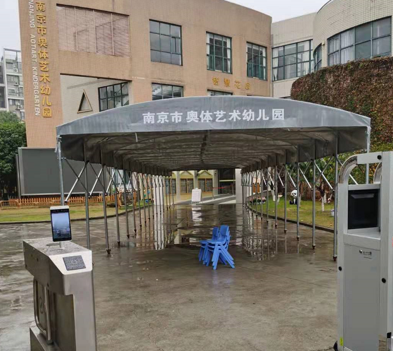 南京推拉車棚-建鄴奧體幼兒園樓廊遮陽伸縮雨篷